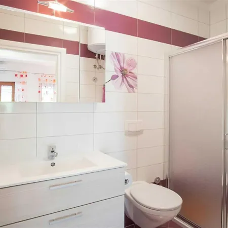 Apartman Iva Near The Sea