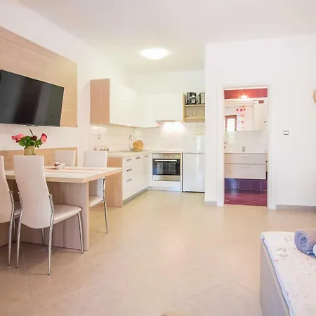 Apartman Iva Near The Sea *