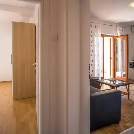 Apartman Iva Near The Sea